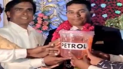 పెళ్లి కానుకగా 5 లీటర్ల పెట్రోలు.. చూసి షాక్ అయిన వరుడు..