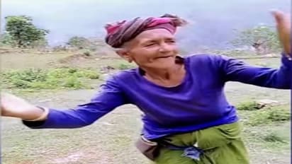 డ్యాన్సింగ్ బామ్మ : డెభ్బైయేళ్ల వయసులో డ్యాన్స్ ను ఇరగదీస్తుంది, వీడియోలు వైరల్...