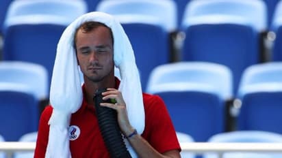 ഞാന് മരിച്ചാല് ഉത്തരവാദിത്തം ആര് ഏറ്റെടുക്കും? കനത്ത ചൂടില് ടെന്നിസ് താരം മെദ്വദേവിന്റെ പ്രതിഷേധം- വീഡിയോ