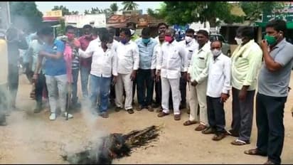 ఈటల బామ్మర్ది వాట్సాప్ చాట్ వివాదం... రెండుగా చీలిన దళితులు, పోటాపోటీ నిరసనలు (వీడియో)