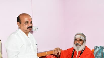 ಹುಬ್ಬಳ್ಳಿ: ರಂಭಾಪುರಿ ಶ್ರೀಗಳ ಆಶೀರ್ವಾದ ಪಡೆದ ಸಿಎಂ ಬೊಮ್ಮಾಯಿ