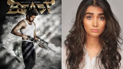 തിരക്കോടുതിരക്ക്, ഒടുവില് വിജയ്യുടെ നായികയാകാൻ പൂജ ഹെഗ്ഡെ എത്തുന്നു