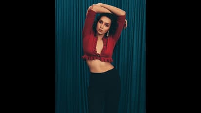 ஓவர் லோ நெக்... ஒரே ஒரு பட்டன்... கவர்ச்சியில் புகுந்து விளையாடும் 'சார்பட்டா' பட நடிகை சஞ்சனா நட்ராஜன்..!