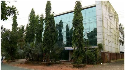 അംഗനവാടി ടീച്ചറുടെ അക്കൌണ്ടിൽ 80 ലക്ഷം, അറിഞ്ഞത് ആദായനികുതി നോട്ടീസ് വന്നപ്പോൾ: എ.ആർ നഗറിൽ തട്ടിപ്പ് പലവിധം