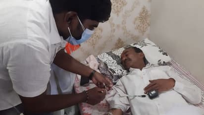 హుజురాబాద్ ఉప ఎన్నిక: అస్వస్థతకు గురైన ఈటల రాజేందర్.. పాదయాత్రకు బ్రేక్, నిమ్స్కు తరలింపు