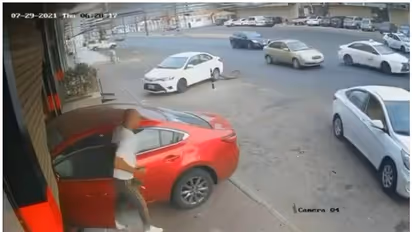 സൗദി അറേബ്യയില് അമിത വേഗത്തില് പാഞ്ഞെത്തിയ കാര് കടയിലേക്ക് ഇടിച്ചു കയറി - വീഡിയോ