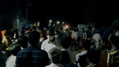 పాలు పోసి వస్తుంటే.. తనిఖీల పేరుతో మహిళలతో పోలీసుల అసభ్య ప్రవర్తన (వీడియో)