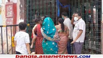 আজ থেকে খুলে গেল কালীঘাট মন্দির, সকাল থেকেই ফুলের ডালি হাতে ভক্তদের ভীড় গর্ভগৃহে
