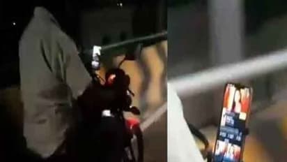 செல்போன்ல சீரியல் பார்த்துக்கிட்டே டூவீலர் ஓட்டிய வாலிபர்.. வைரலான வீடியோவால் போலீஸ் எடுத்த அதிரடி ஆக்‌ஷன்.!