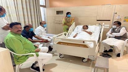 ఈటల రాజేందర్ మోకాలికి సర్జరీ: మంత్రి హరీష్ రావు సంచలన వ్యాఖ్య