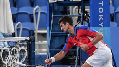 ഒളിംപിക്സില് വെങ്കല മെഡലുമില്ല; രോഷമടക്കനാവാതെ റാക്കറ്റ് തല്ലിയൊടിച്ച് ജോക്കോവിച്ച്