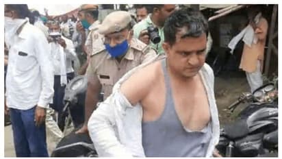 ബിജെപി നേതാവിനെ കയ്യേറ്റം ചെയ്ത് സമരം ചെയ്യുന്ന കര്ഷകര്; വസ്ത്രം വലിച്ച് കീറി