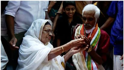 বিমান দুর্ঘটনায় মারা যাননি তিনি, ৪৫ বছর পর ৯২-এর মায়ের কোলে ফিরে এলেন ছেলে