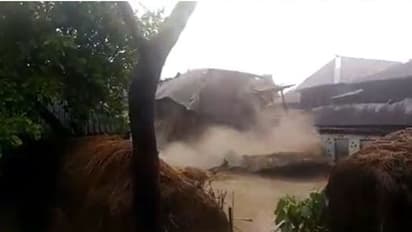 ভারী বর্ষণে বন্যা পরিস্থিতি পশ্চিম মেদিনীপুরে, হুড়মুড়িয়ে ভেঙে পড়ল বাড়ি