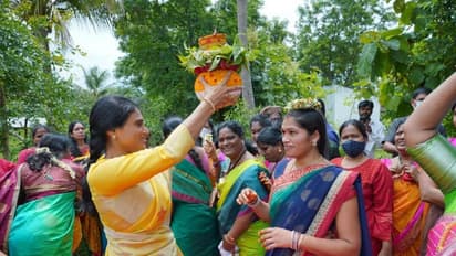 ఫ్రెండ్ షిప్ డే రోజున.. బాల్య స్నేహితురాలి ఇంట్లో బోనమెత్తిన వైఎస్ షర్మిల (ఫోటోలు)