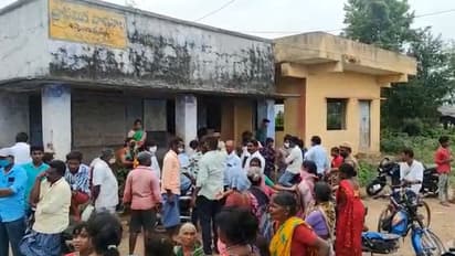 రహస్యంగా పెళ్లి : కూతురు ప్రేమను అంగీకరించని తల్లిదండ్రులు... అల్లుడి ఇంటిపై మూకుమ్మడి దాడి