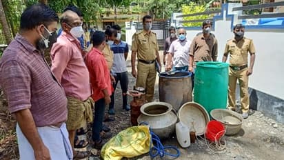 കോഴിക്കോട് എടക്കാട് വാറ്റ് കേന്ദ്രം എക്സൈസ് തകർത്തു: 400 ലിറ്റർ വാഷ് പിടികൂടി നശിപ്പിച്ചു