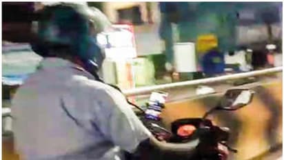 മൊബൈലില്‍ ടീവി സീരിയല്‍ കണ്ട് ബൈക്ക് യാത്രികന്‍, തലയില്‍ കൈവച്ച് പൊലീസും നാട്ടുകാരും!