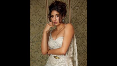 পার্ফেক্ট ফ্রেমে নজর কাড়ছে বক্ষযুগলের খাঁজ, কত কোটির বাড়ির মালকিন তিনি, খোলস ছেড়ে  এ কোন জাহ্নবী