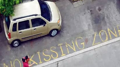 मुंबई की एक सोसाइटी में खुलेआम इंटीमेट होते कपल्स..रोमांस में इतने मस्त कि लोगों को बंद करनी पड़तीं आंखें