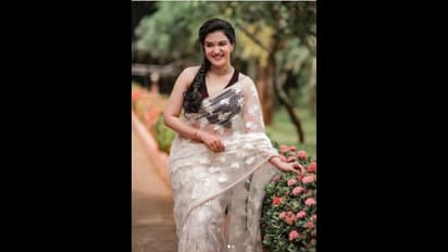 വെള്ള നെറ്റ് സാരിയിൽ സുന്ദരിയായി ഹണി റോസ്; ചിത്രങ്ങൾ കാണാം