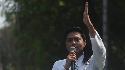 'বিপ্লব দেব ভাবছেন ত্রিপুরায় আসতে তাঁর থেকে ভিসা নিতে হবে', আগরতলায় পৌঁছেই তোপ অভিষেকের