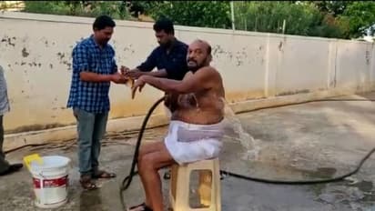 స్నానం కూడా మున్సిపల్ ఆఫీస్ లోనే... జేసి ప్రభాకర్ రెడ్డి వినూత్న నిరసన