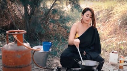 নুডলস স্ট্র্যাপের ব্লাউজ, ফিনফিনে শাড়ি- সাহসী পোশাকে আলু পোস্ত রেঁধে হিট রিম্পি