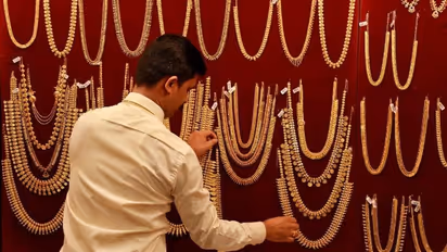 నేడు తగ్గిన బంగారం, వెండి ధరలు..  హైదరాబాద్ లో 24క్యారెట్ల పసిడి ధర ఎంతంటే ?