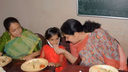 అనాధ పిల్లలకు అమ్మలామారి... స్వయంగా గోరుముద్దలు తినిపించిన మంత్రి సత్యవతి రాథోడ్ (వీడియో)