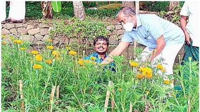 വേമ്പനാട്ടുകായലിലെ ഒഴുകുന്ന പൂന്തോട്ടത്തിൽ ബന്ദിപ്പൂക്കൾ വിരിഞ്ഞു