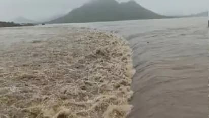 గుజరాత్ లో భారీ వర్షాలు.. గోడకూలి ముగ్గురి దుర్మరణం.. పిడుగుపడి మరొకరు..