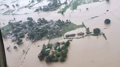 భారీ వర్షాల ఎఫెక్ట్: వేములవాడలో కుప్పకూలిన వంతెన