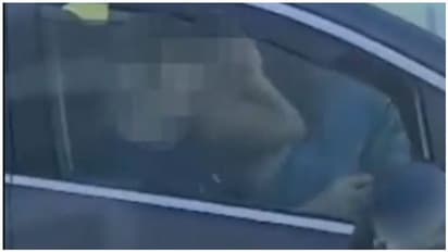 டிரைவருடன் கார் ஓட்டிக் கொண்டிருக்கும்போதே பின்னிப்பிணைந்து உல்லாசம்... நிர்வாணமாக வீடியோவில் சிக்கிய இளம்பெண்