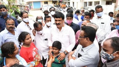 మంచిమనసున్న ఎమ్మెల్యే మైనంపల్లి... జర్నలిస్ట్ కుటుంబానికి రూ.2లక్షల సాయం