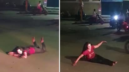 इस लड़की ने की ऐसी हरकतें की थम गया ट्रैफिक, बीच सड़क पर लेट गई..पलभर में पुलिस को भी दे गई चकमा