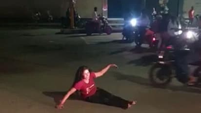 মদের নেশায় চুর হয়ে রাস্তায় শুয়ে যুবতী, দেখুন ভাইরাল ভিডিও