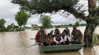 MP में बारिश से तबाही, देवदूत बनी सेना, गन छोड़ थाम ली नाव की पतवार..देखिए कैसे बचा रहे जिंदगी