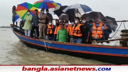 নৌকায় চড়ে বানভাসি ঘাটাল দেখে হতাশ দেব, বললেন দিদি প্রধানমন্ত্রী না হলে কার্যকর হবে না মাস্টার প্ল্যান
