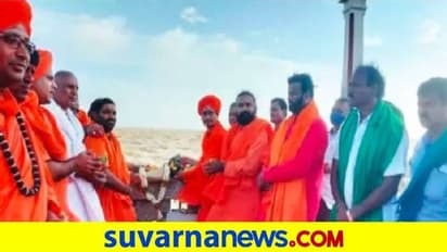 ಹೊಸಪೇಟೆ: ತುಂಗಭದ್ರೆಗೆ ಮಠಾಧೀಶರಿಂದ ಬಾಗಿನ ಅರ್ಪಣೆ