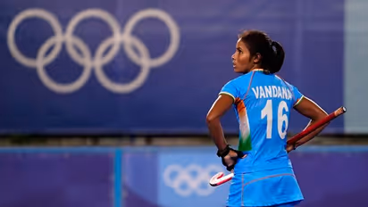 വനിത ഹോക്കിയിലെ സെമി തോല്വി; താരത്തിന്റെ കുടുംബത്തിനെതിരെ ജാതി അധിക്ഷേപം