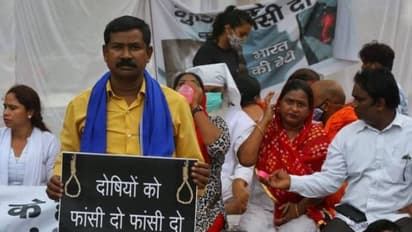 ദില്ലിയിൽ ഒൻപതുകാരിയുടെ വധം: പ്രതിഷേധക്കാരുടെ പന്തലിന്റെ ഒരു ഭാഗം പൊളിച്ചു, സമരം തുടരുന്നു