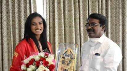 ఒలింపిక్స్ పతక విజేత పివి సింధుకు మంత్రి పువ్వాడ సత్కారం (ఫోటోలు)