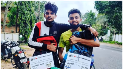 ഇന്ധനവില വർധനവിൽ പ്രതിഷേധം;  കോഴിക്കോടുനിന്ന് കന്യാകുമാരിയിലേക്ക് കാൽനടയാത്രയുമായി യുവാക്കൾ