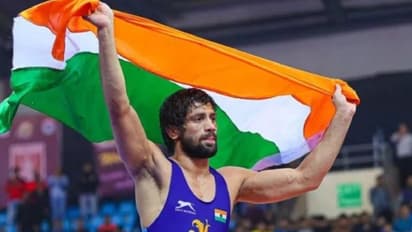 Tokyo Olympics: सिल्वर मेडल जीतते ही करोड़पति बने रवि दाहिया, मिलेगी क्लास वन की नौकरी और 4 करोड़ रु.