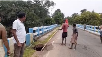 সেতুতে ধস, পাথর দিয়ে-লাল জামা পুঁতে স্থানীয়দের সতর্ক করলেন তৃণমূল নেতা