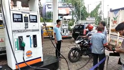 পেট্রোপণ্যের দাম বেড়েই চলেছে, রাজ্যের ৮ জেলায় ১০০ পার ডিজেল