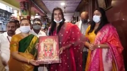 ఒలింపిక్స్2024 లో స్వర్ణం సాధించేలా చూడమ్మా: విజయవాడ దుర్గమ్మను కోరుకున్న పివి సింధు (వీడియో)