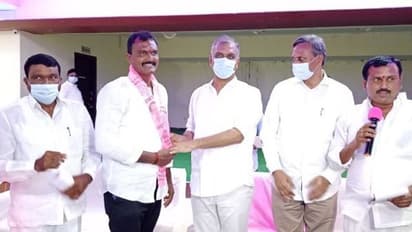 ఈటలకు షాక్... మంత్రి హరీష్ సమక్షంలో టీఆర్ఎస్ గూటికి సర్పంచ్ లు