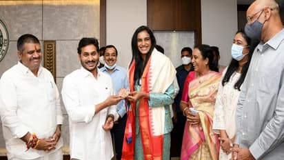 ఏపీ సీఎం జగన్ ను కలిసిన పీవీ సింధు.. వైజాగ్ కేంద్రంగా అకాడమీ ఏర్పాటు.. ! (వీడియో)